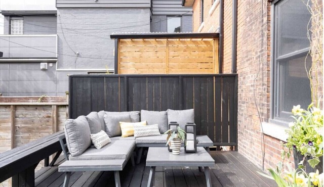 258 Crawford St #1 (main floor) · Chic Home near DWTN Old Toronto w/deck area & WFH