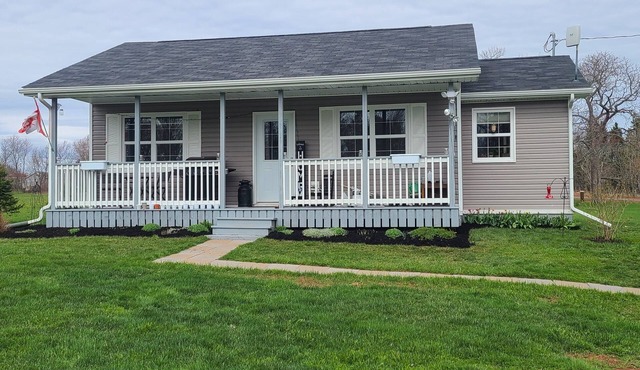 2Bdr rural home w firepit, front & back decks w BBQ. 10 mins to all amenities!