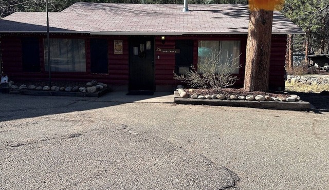 2bed 1bath unit with deck and hot tub, on the river 5 min to Estes park