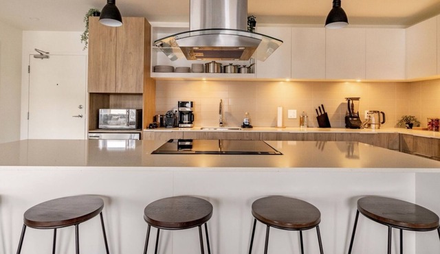 2BR City Escape in Luxurious Condo, FREE Groceries