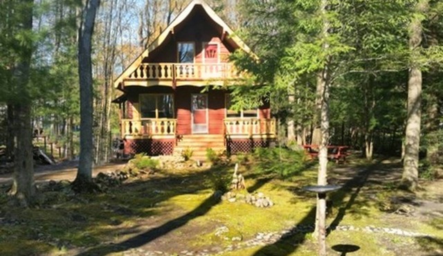 3 bedroom, 2 bathroom chalet; 3 minute walk to pristine beach; dog friendly