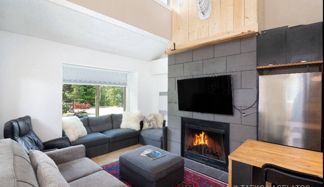 3 bedroom condo~in Whistler Creekside,5 minute walk to Whistler Mountain gondola