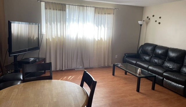 3 Bedroom Cozy Apartmentn2 Blocks from Main StreetnPrivate Entrance