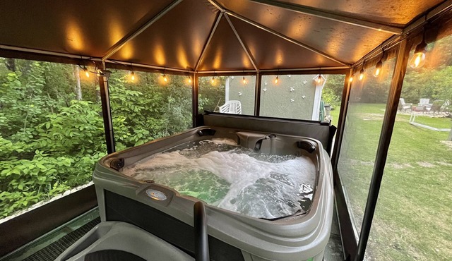 3 Bedroom Cozy/Private All Season Cabin - Near The Lake - Screened in Hot Tub