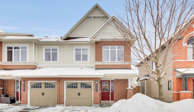 3-bedroom townhome in charming Ottawa with AC, WiFi. Enjoy your stay
