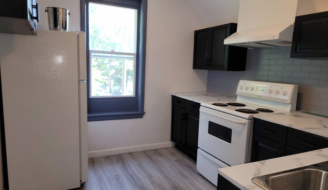 3 Bedrooms 5 mins to downtown with Free Parking