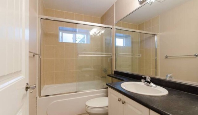 3 bedrooms and 2 full bathrooms - next to Golf Course, park, Tennis Court