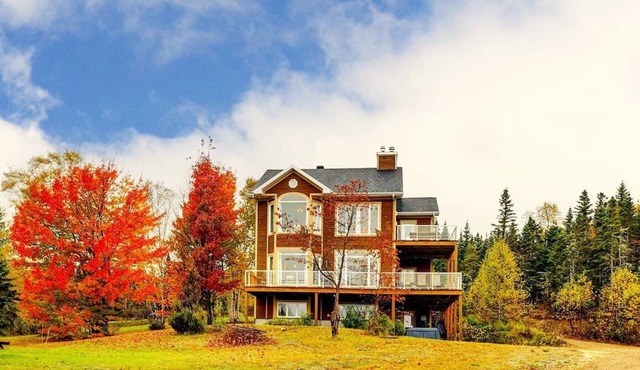 3 BDRM - WoW: Spa, river view, fireplace & more!