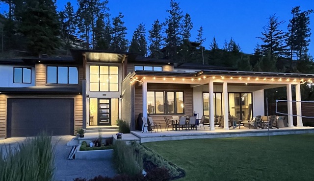 🏖☀️ 3 sty Hse + Lg hot tub! Vacation close to Beaches, Trails, Wineries & Cafes.