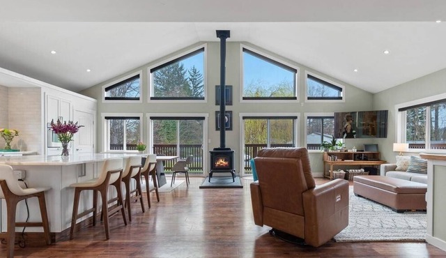30 minutes from Whistler-Squamish family retreat. Pet friendly!