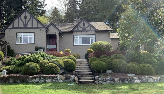 #364 Pat Bay Hwy GREAT 6 beds 2 bath on 2 acres