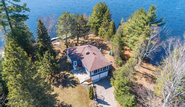 4-bdrm Family Cottage on Lake Paudash
