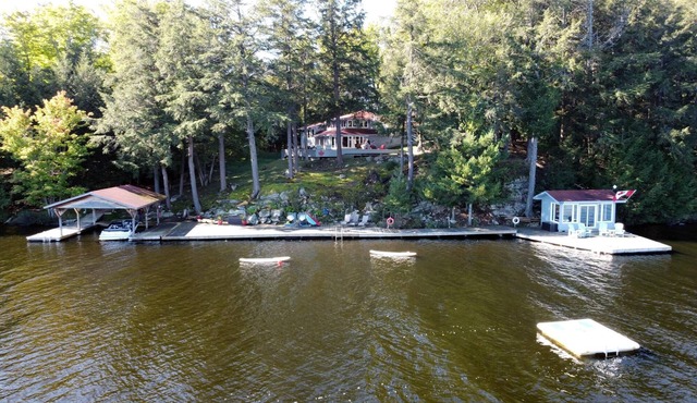 4 bdrm +loft, 3 bath, Island Property on Lake Muskoka! Beach Hut! Hot tub!