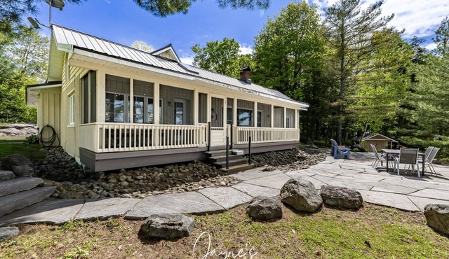 4 bed 2 bath cottage on Clear Lake