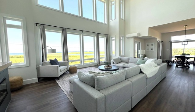 4 Bedroom Luxury Ocean View Beach House, Minutes To North Shore Beaches