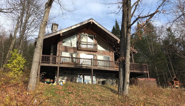 4 bedrooms waterfront cottage on lake Duhamel in Mont-Tremblant