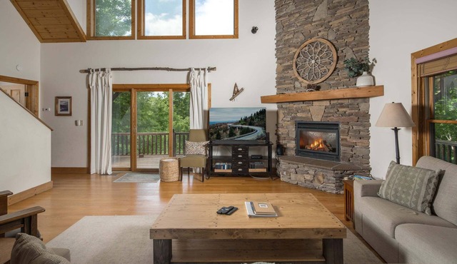 4 BRLog Cabin with Grandfather Mountain Views, Hot Tub, Game Room & Spacious Decks