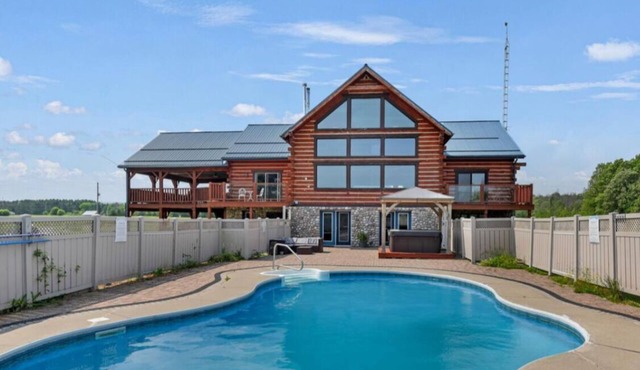 4-Season Lakefront Cottage With Pool and Hot Tub for large groups!