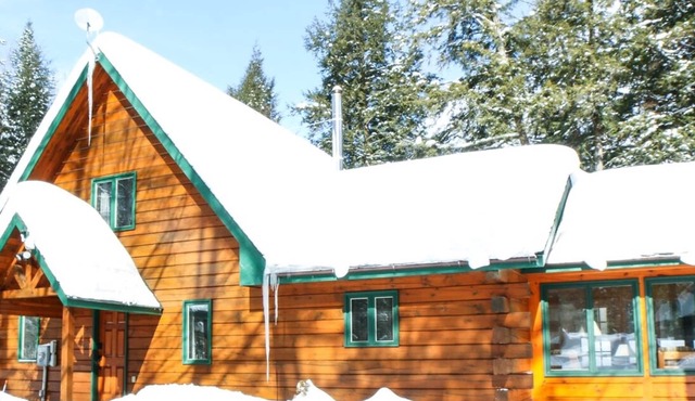 4-Season Private Log Cottage on Kawagama Lake, fireplaces, sunroom, dock, Wifi