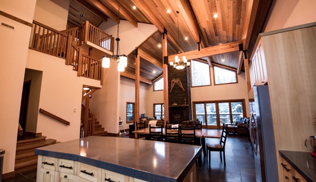4000 sqft chalet on ski hills and mountain bike trails, hot tub, 10 adults/4kids