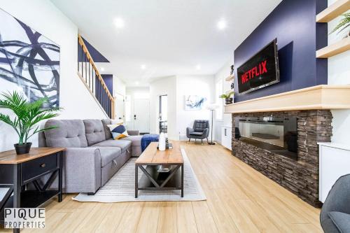 4BDRM Stylish Modern Home - AC - Patio with BBQ and Firepit