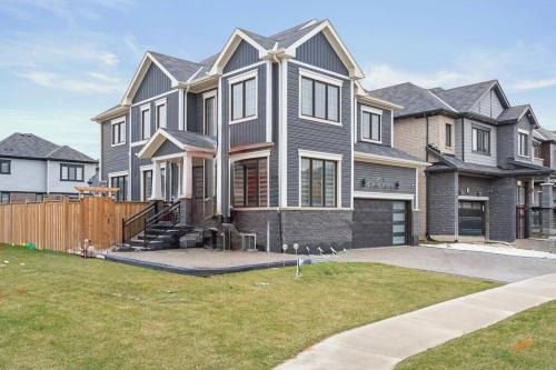4BR Home with Hot Tub & BBQ Near Niagara Falls