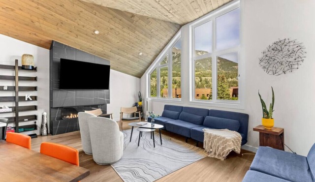 4BR Luxury Mountain Retreat| Pvt HotTub| Sleeps 17