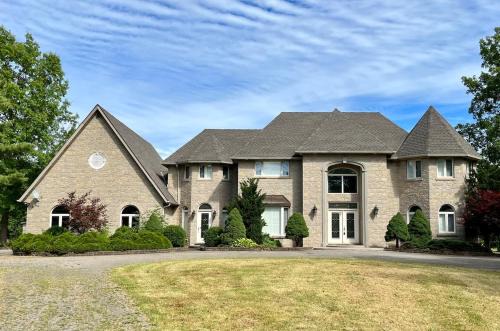 5 acre Luxury estate 15 min from Niagara Falls
