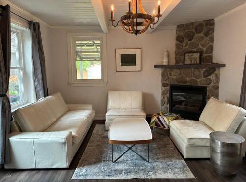 5 Bedroom Downtown Gem, Modern, Comfort, Fireplace, Huge Backyard, Steps to Lake and Broadwalk