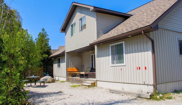 5 Bedroom, Quiet, family retreat on beautiful Bruce Peninsula. game/rec room!