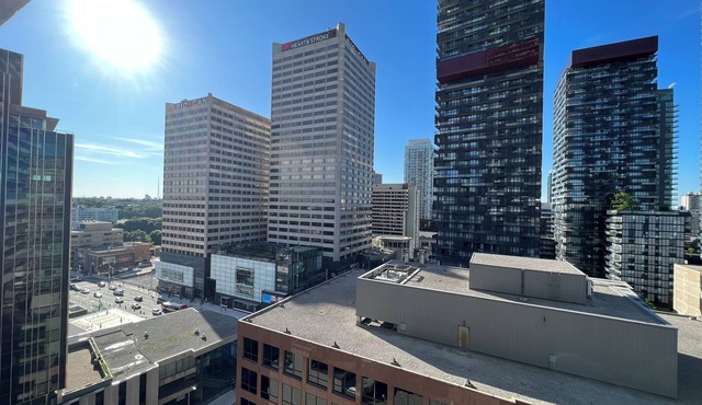 5 minutes to the Downtown Family-sized condo Restaurants and Bars.