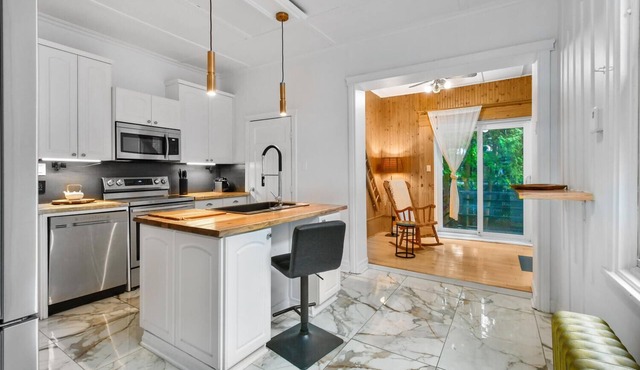 5BRD Cozy cottage in Montreal w/car park