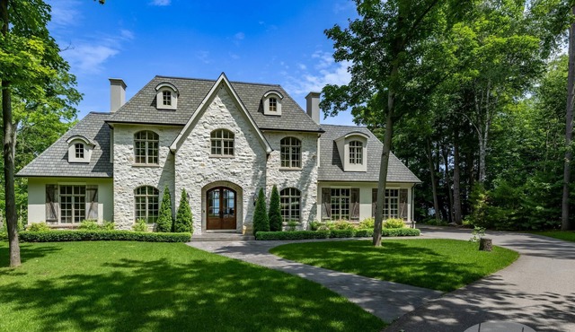 6 Bedroom, 5 Bath on Kempenfelt Bay on Lake Simcoe