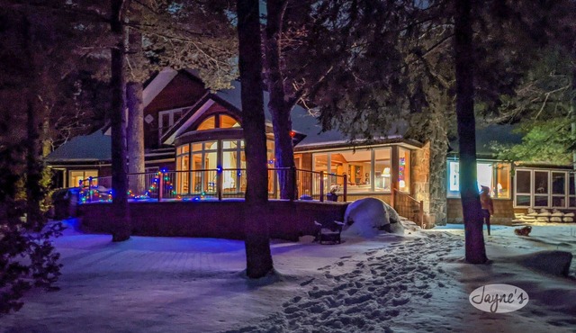 6 beds, 6 baths on a Point on Lake Muskoka! Hot tub, 2-slip boathouse!