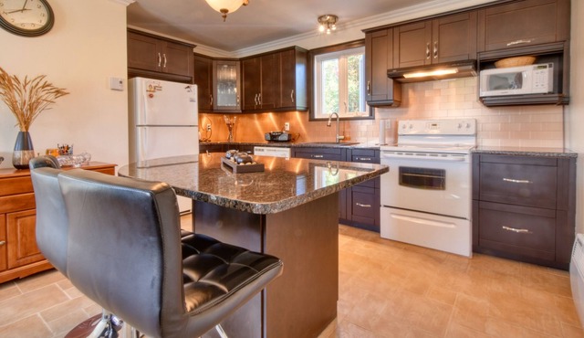 #650 - Townhome in Charlesbourg with pool, BBQ, and parking