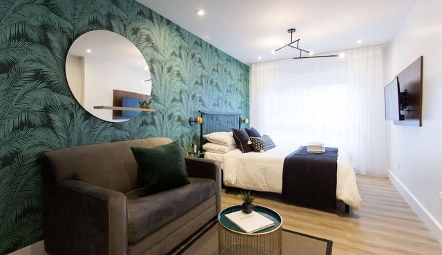 6768 - 303 · Studio Palms Steps from Jean Talon Market Full Bath by Den Stays