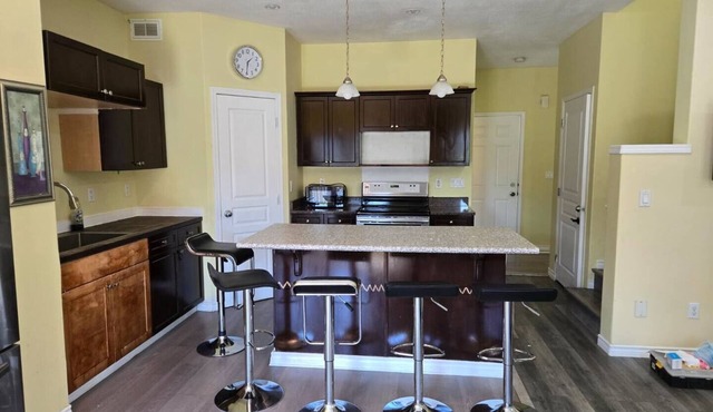 6bedrooms with 4 bathrooms entire houseavailable