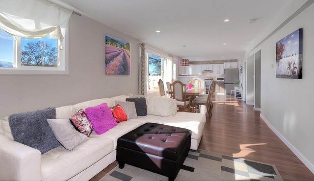 7 Bdr House, Central location, AC, HOT TUB & VALUE!