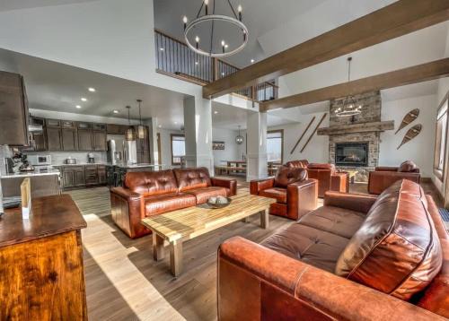 7 bdrm Luxury 7 baths Private Beach Access Hot Tub