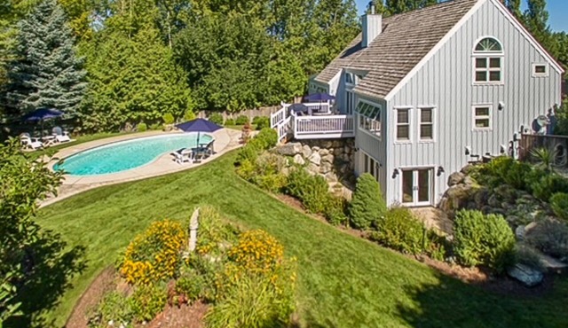7 bedroom, 4 bath Chalet in Collingwood, Saltwater Pool! 5 Min to Blue Mountain
