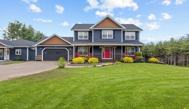 7 Bedroom Home w/Pool & Hot Tub on a Private Large Lot