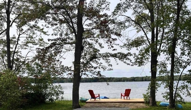 (90 min to GTA) Cozy Fall Cabin in Kawartha Lakes (Waterfront)
