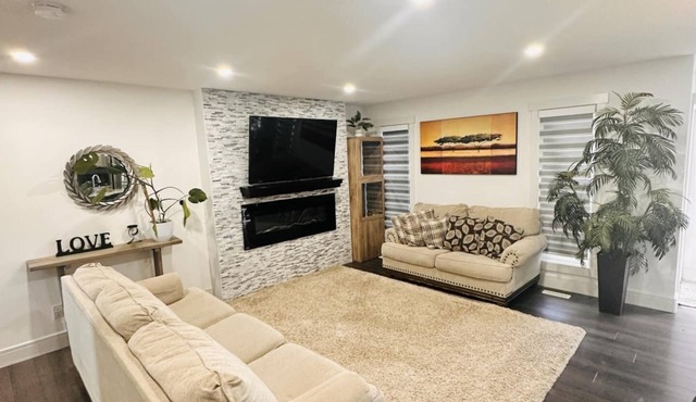 A/C, Fenced backyard , BBQ grill, pets welcome