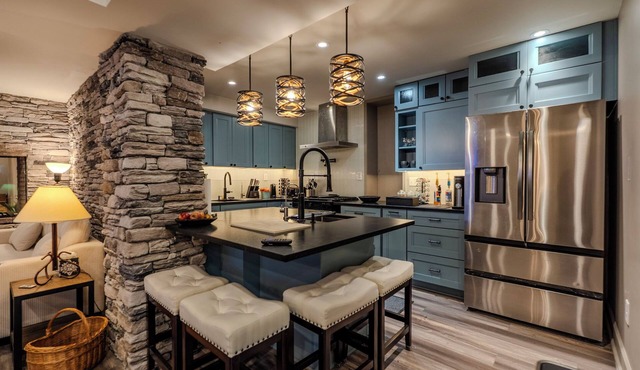 A Cozy, 2BR 2.5BA, Concert, Game Day & Business Traveler Hidden Gem—Comfort & Convenience with a Touch of Luxury in Five Points—the Heart of Raleigh