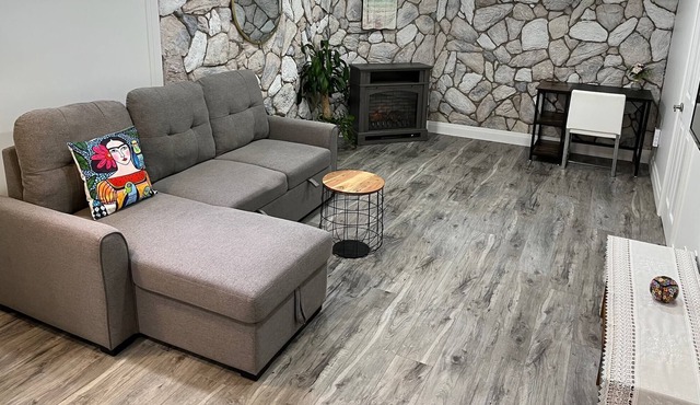 Adorable 1 Bedroom Suite With Kitchen & Fireplace