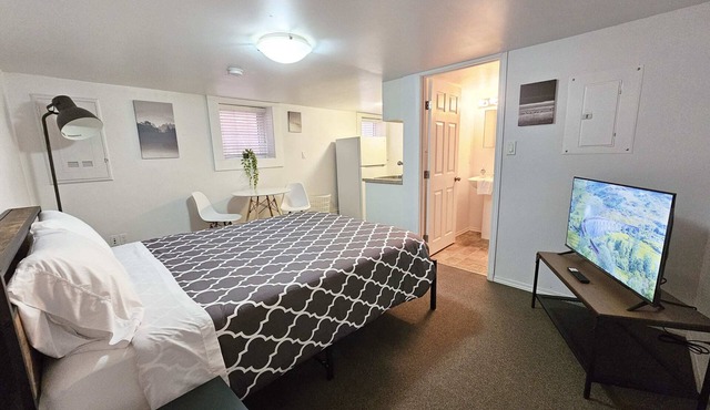 Affordable, Queen Bed, Parking, Downtown, A+, WiFi