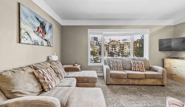 Affordable Ski Condo with great views and shared hot tub! TL212