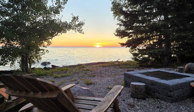 All season 3BR Lakefront Firepit & Place Hot Tub Sun Room 2-Garage Luxury House