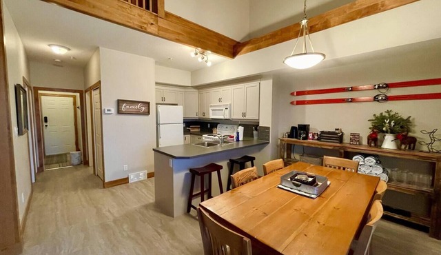 Alpine Bliss Awaits: Beautiful Mountain Home with Hot Tub