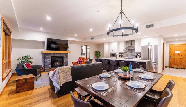 Alpine Chic - top floor two-story mtn escape near downtown